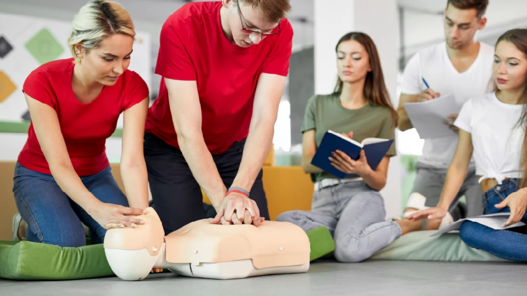 Personas practicando RCP en capacitación.