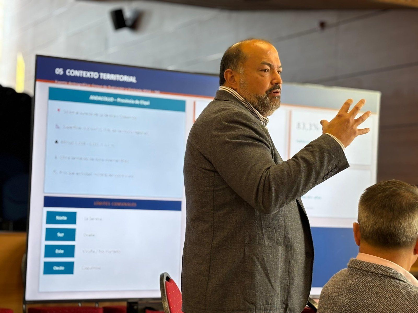 Álvaro Hormazábal exponiendo en una charla sobre gestión del riesgo de desastres