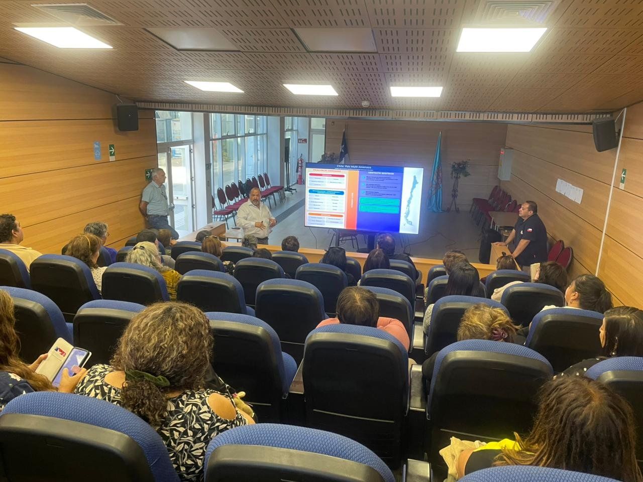 Charla de gestión del riesgo de desastres dictada por Álvaro Hormazábal ante una audiencia