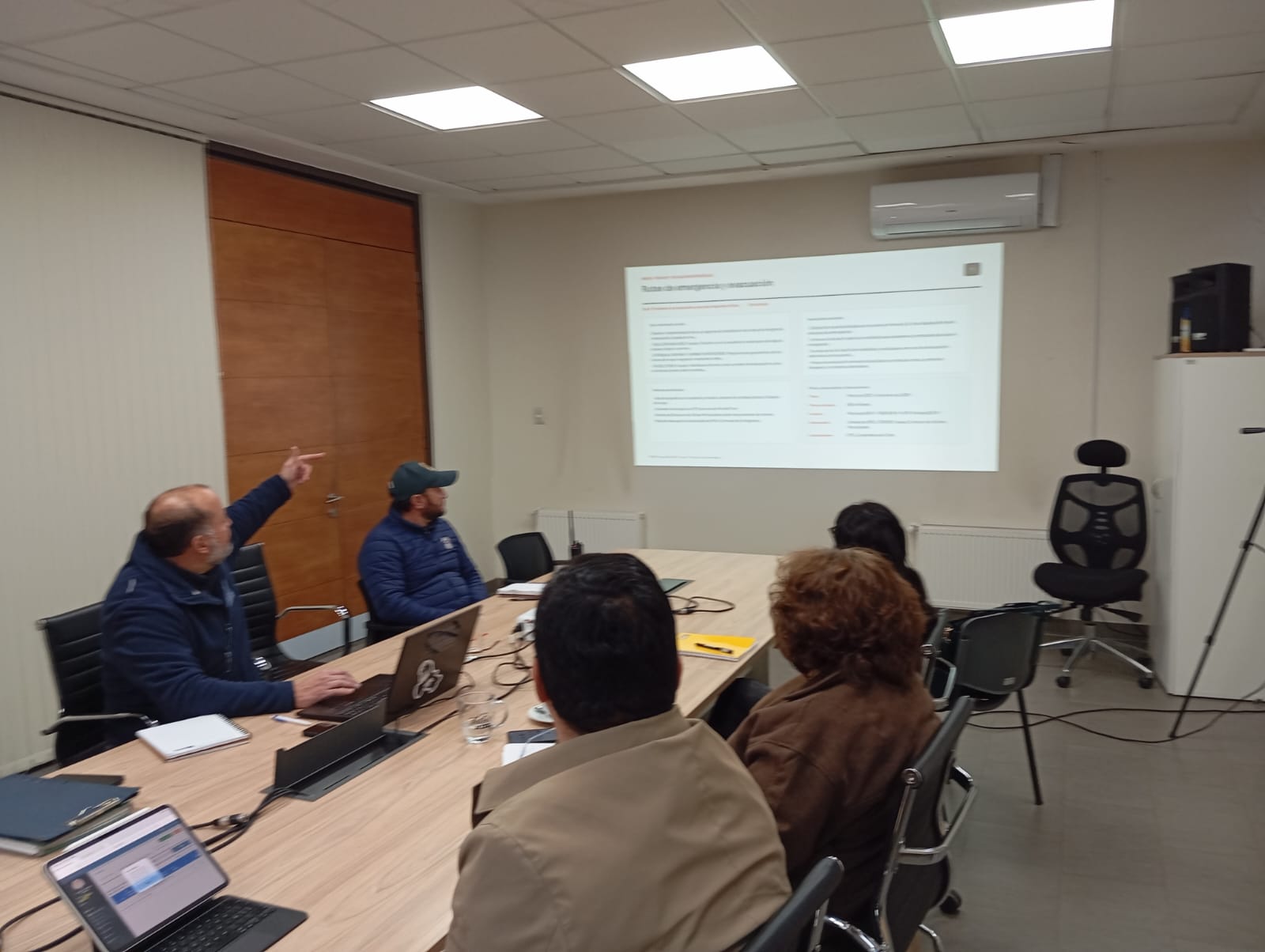Sesión de trabajo del COGRID comunal de Tucapel revisando las fichas de acción estratégica del plan